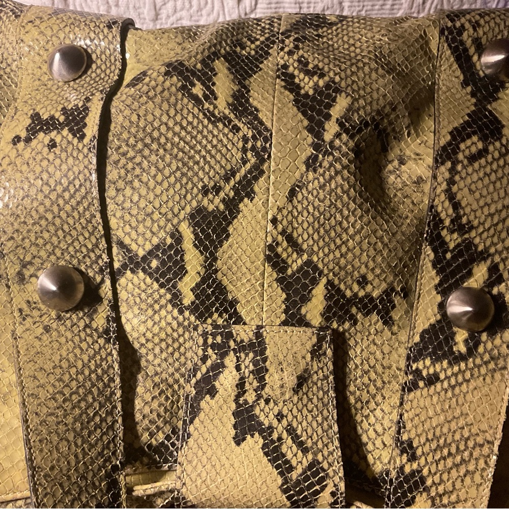 Snakeskin tote bag w/3 inside pockets,zippered section, magnet closure